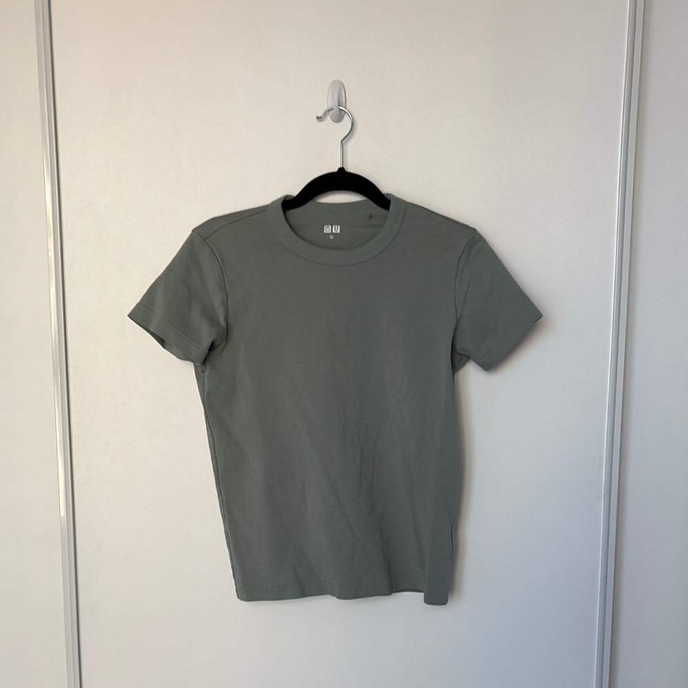 Uniqlo Women's Short Sleeve Tee in Olive Green